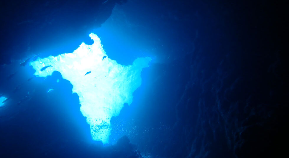 カラカラ先生ダイビング下島島　クロスホール